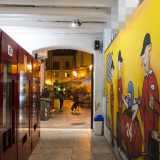 ...di fronte alla macchinette si trova persino una parete completamente �affrescata� con un murales �naif� che rappresenta il pit stop di un pilota di Formula Uno